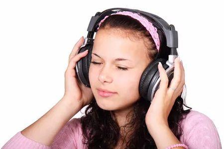 dziewczyna w różowym sweterku słuchająca muzyki
