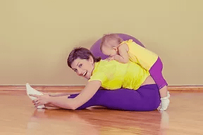 Kobieta ćwicząca z dzieckiem