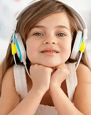 Dziewczynka w białych słuchawkach