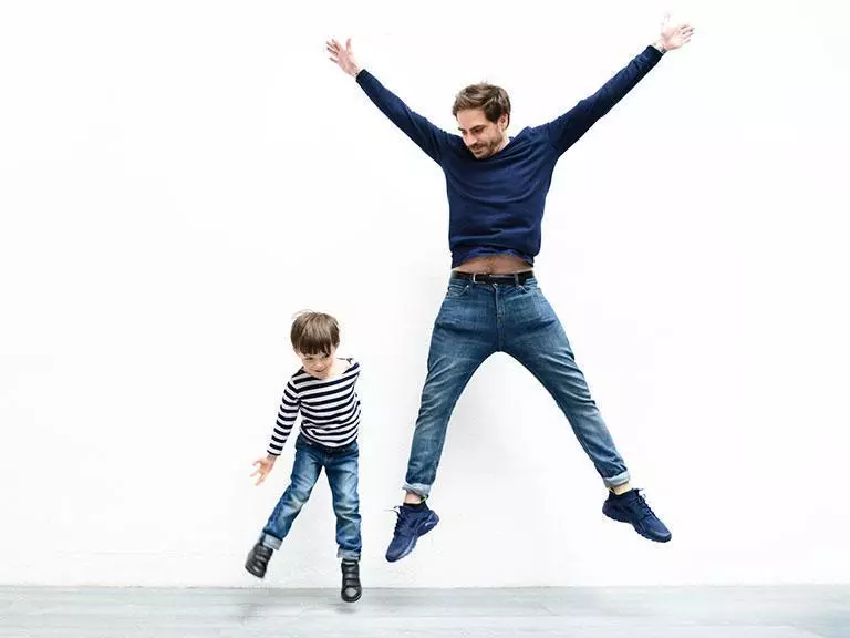 skaczący mężczyzna i dziecko