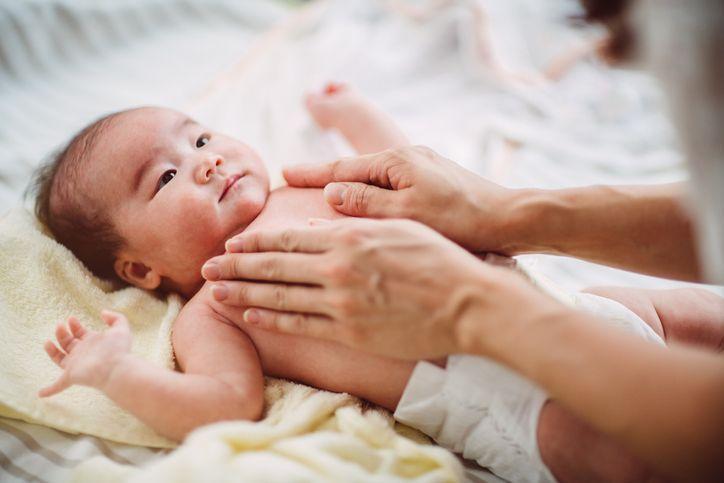 masowanie dłońmi niemowlęcia